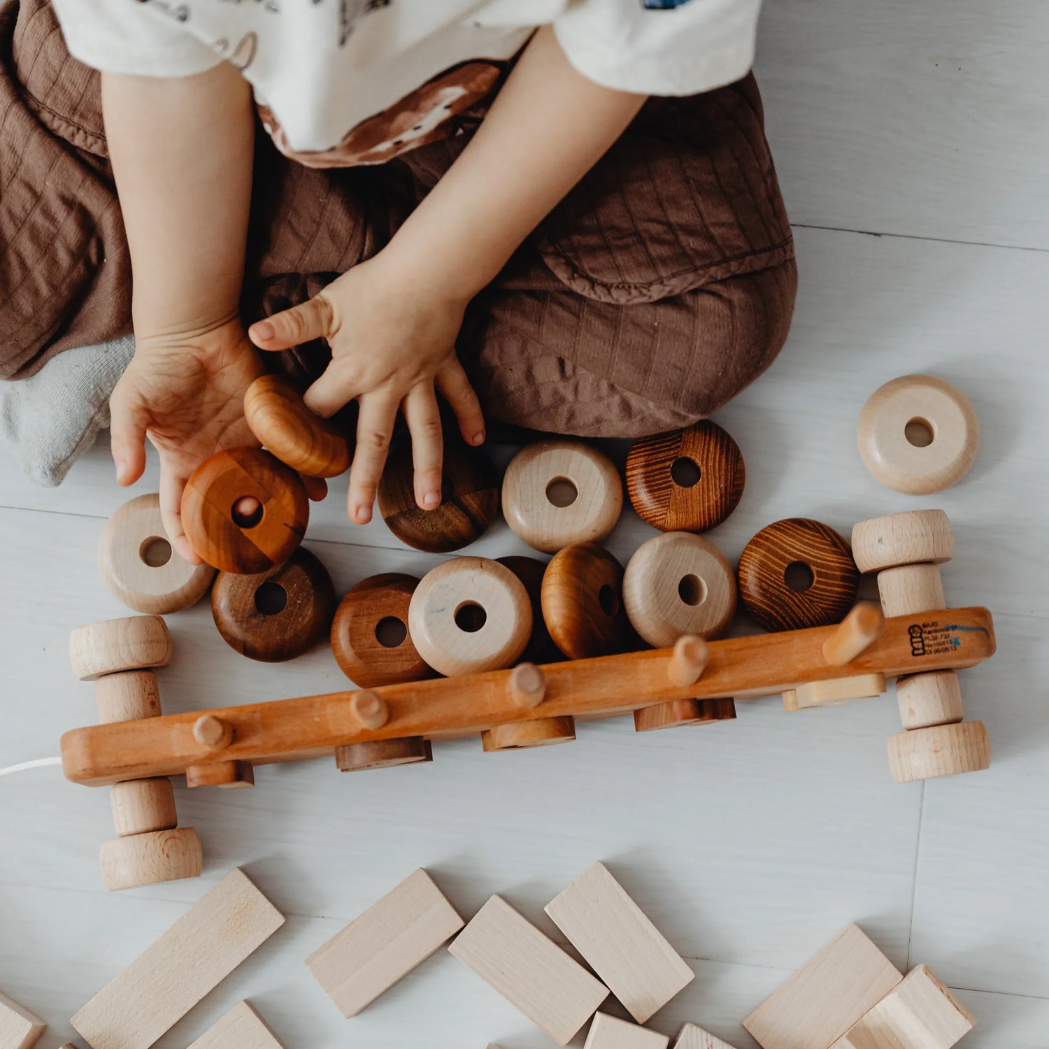 Entdecke eine große Auswahl an Spielzeug für drinnen und draußen! Von kreativen Lernspielzeugen über Puppen und Baukästen bis hin zu interaktiven Spielen